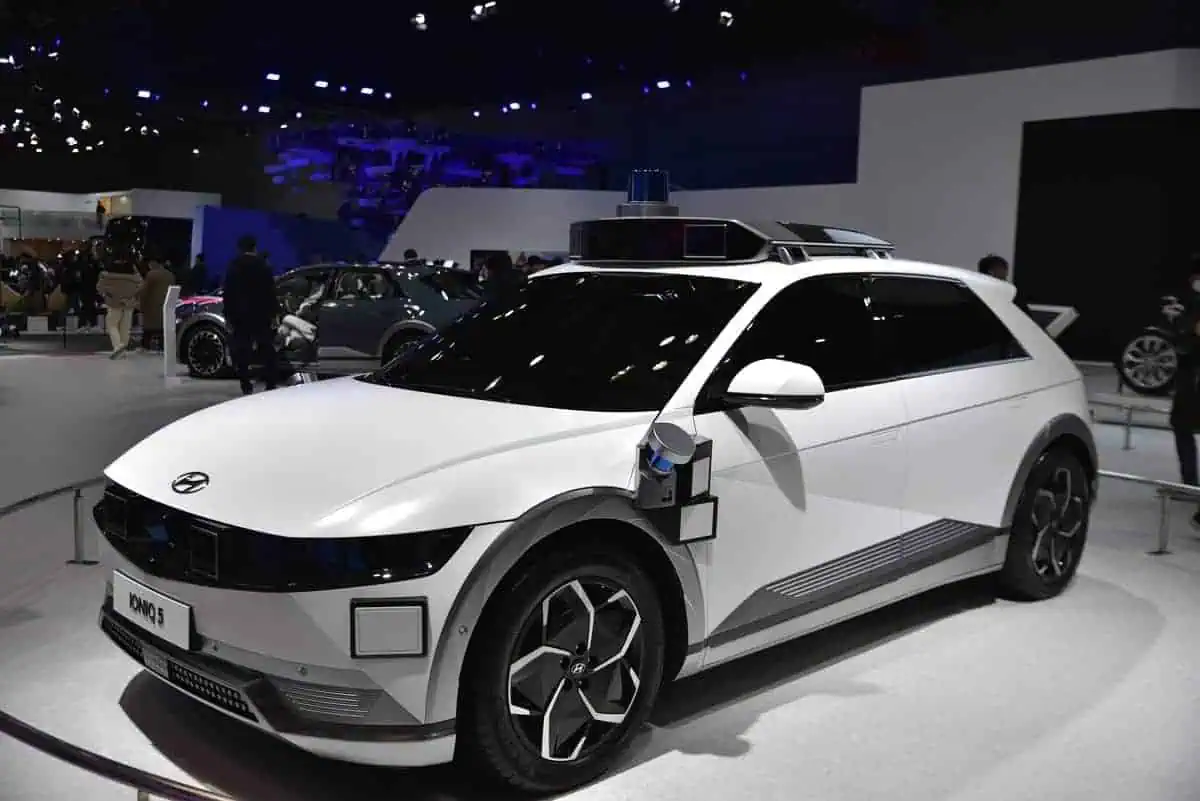 Hyundai-electric-vehicle-Ioniq5-equipped-with-LIDAR-for-autonomous-driving.-Filmed-on-December-3-2021-at-Kintex-2021-Seoul-Mobility-Show-Goyang-si-Gyeonggi-do.