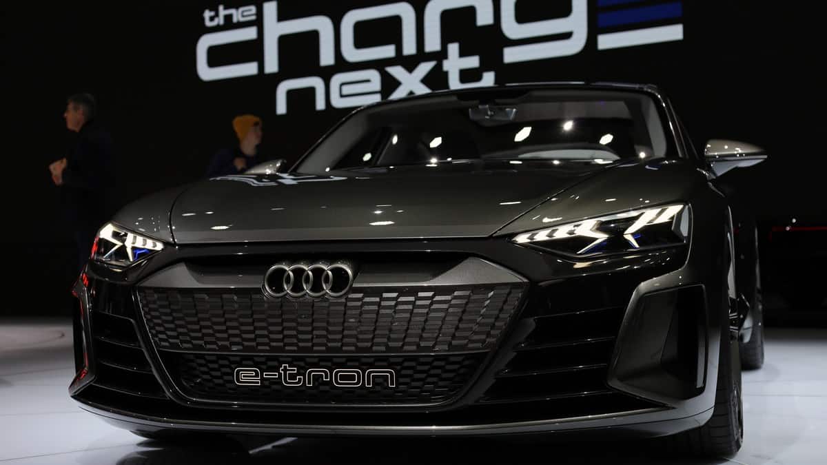 Audi e-tron GT Concept 4-door electric coupe with 590 hp and range over 400km. Sporty, fast, modern and beautiful